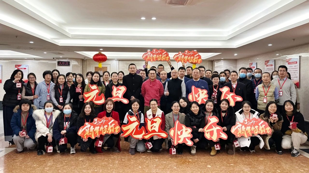 12月29日：供銷(xiāo)大集開(kāi)展“凝心聚力，‘供’赴新程”新年慰問(wèn)活動(dòng)（民生）.jpg