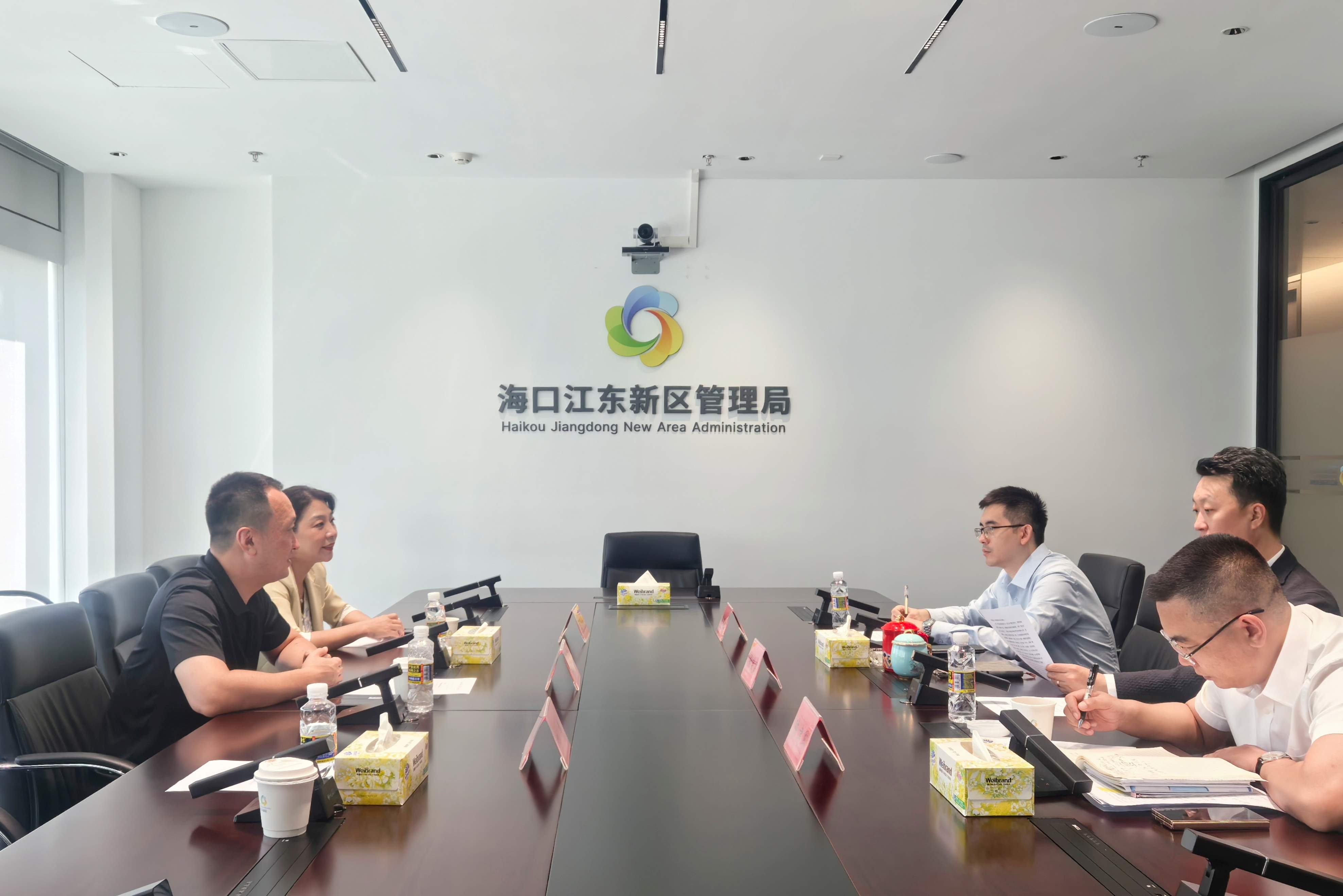 7月10日，供銷(xiāo)大集與?？诮瓥|新區管理局舉行座談.jpg