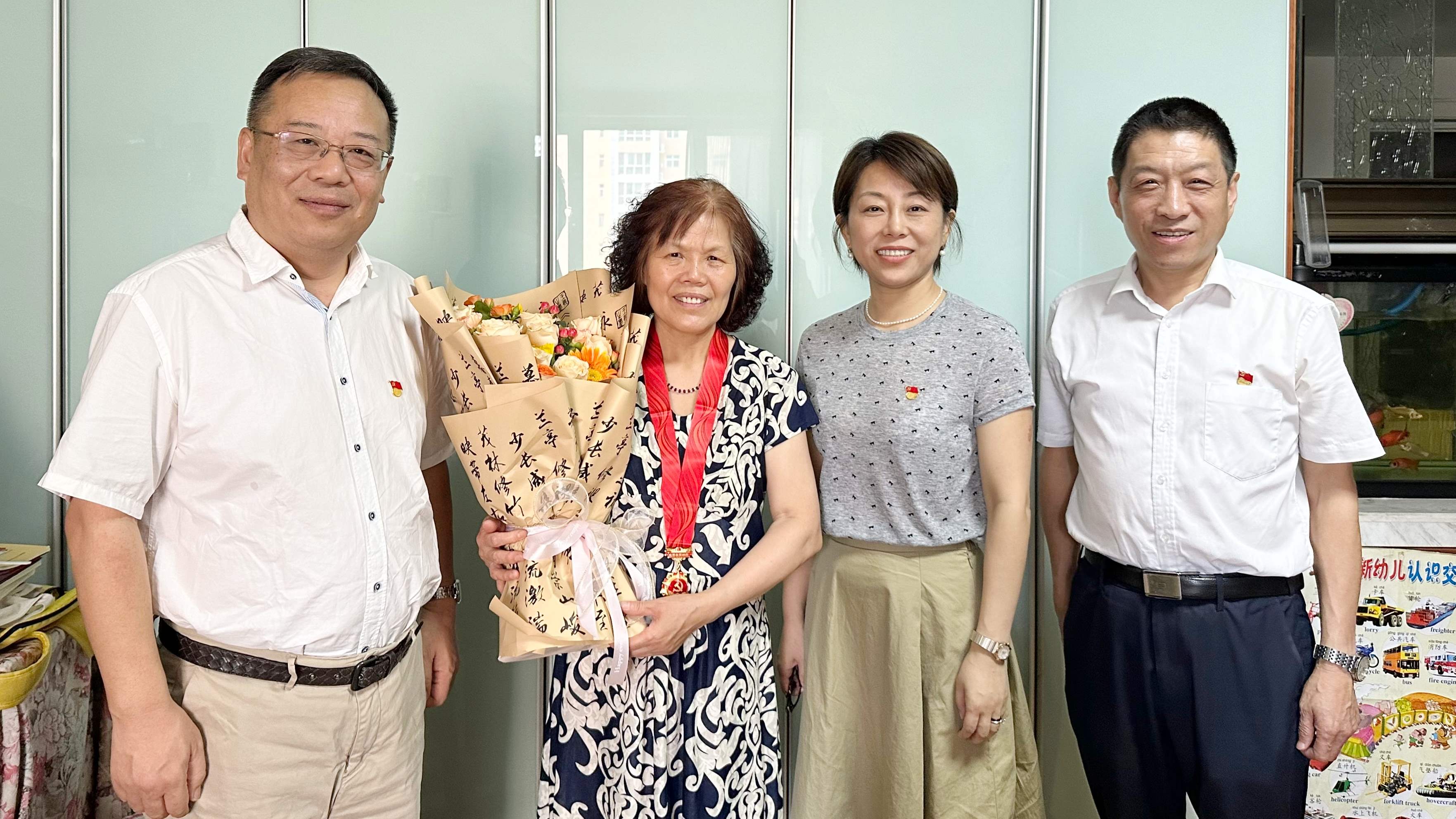 7月，杜璟與單鋒安為老黨員頒發(fā)在黨50年紀念章.jpg